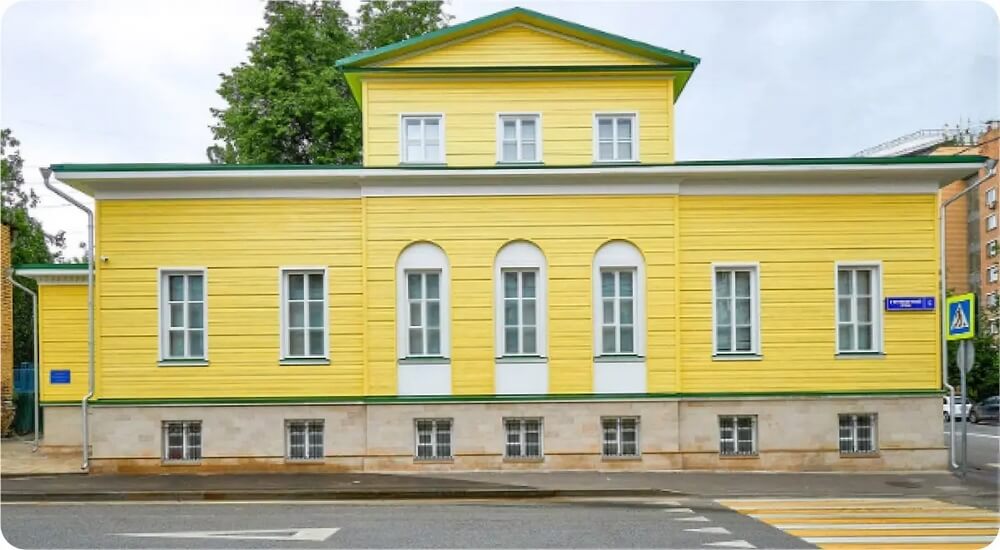 Деревянный дом с мезонином в Елоховском переулке Москвы. Построен в самом начале XIX века, уцелел в пожаре 1812 года.