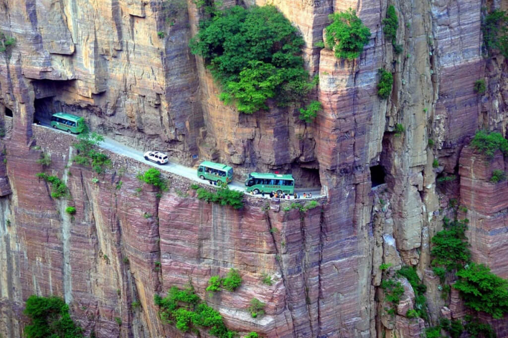 Горная дорога возле деревни Гуолян (Китай) – 1,2 км. Тоннель, возведенный непрофессиональными строителями