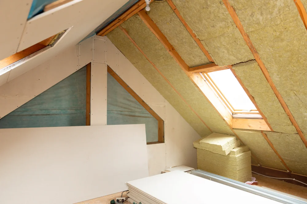 Как установить мансардное окно на кровле из многослойной черепицы SHINGLAS