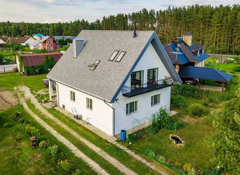 Зона отдыха с библиотекой и огромной кроватью в спальне