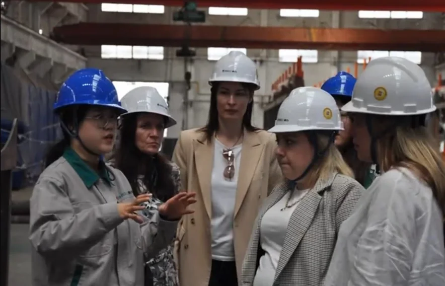 На производственной площадке в Китае Мария Одинцова (3).jpg