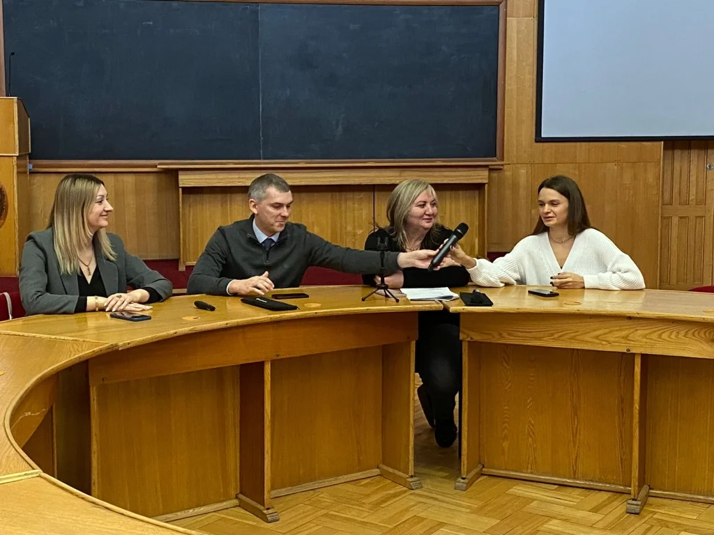 Карина Кульпина (справа) на встрече со студентами ТОГУ.jpeg