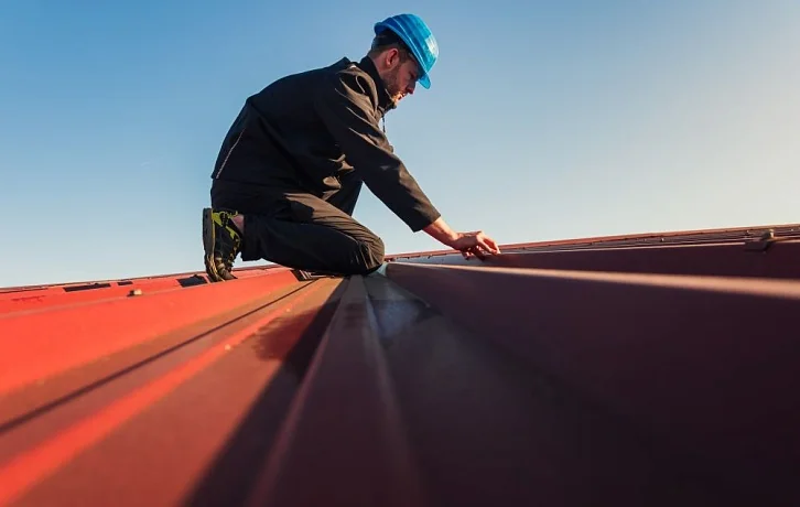 Как строительной компании удержать профессионального кровельщика в зимний период