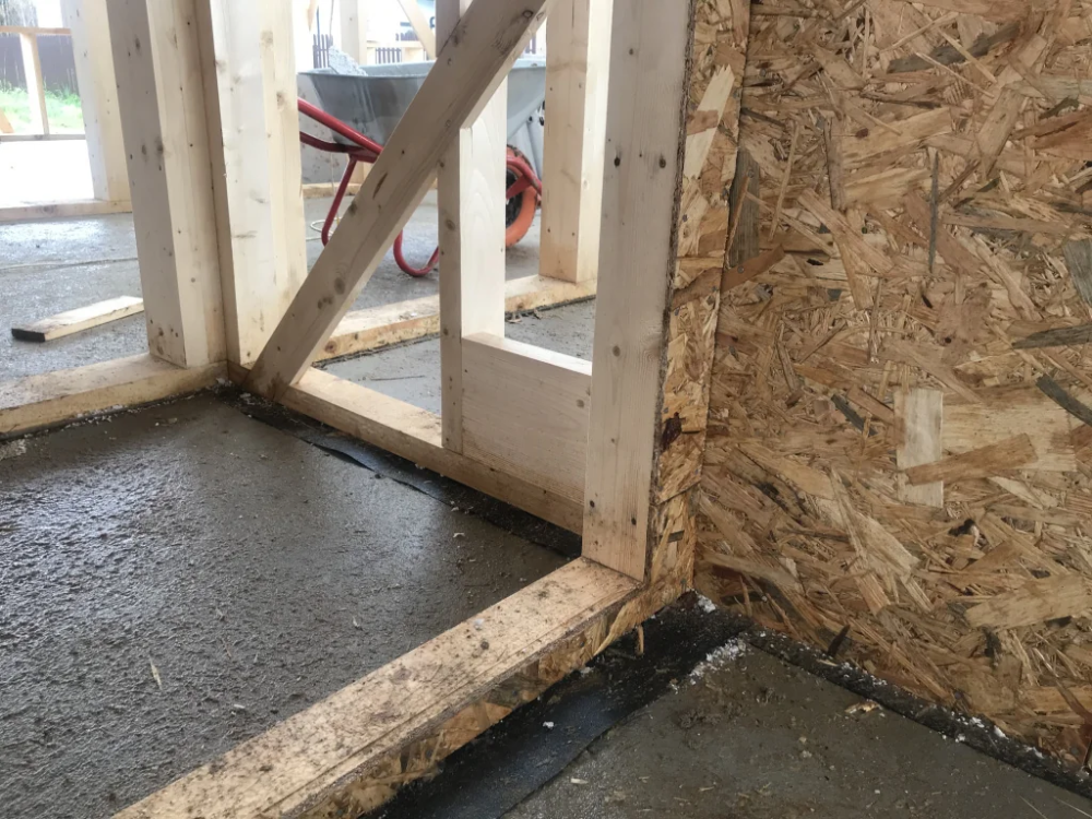 Правила применения отсечной гидроизоляции и ленты-герметика при строительстве каркасных домов