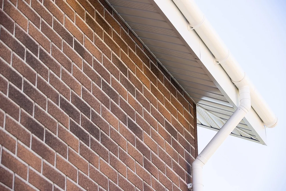 Как установить водостоки, если крыша уже покрыта