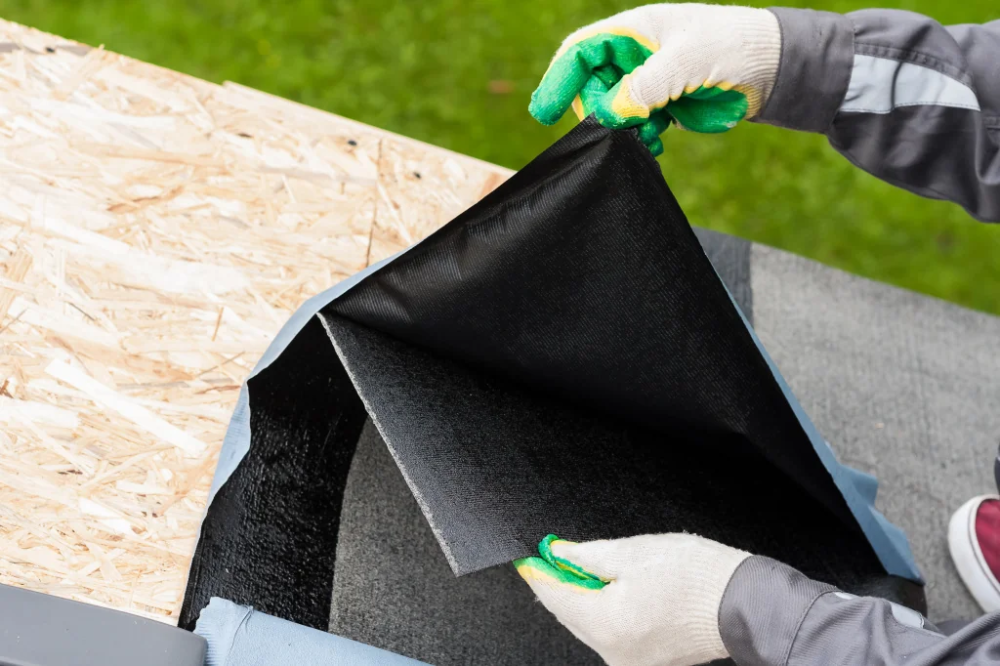 Подкладочный ковер под гибкую черепицу: виды и способы укладки