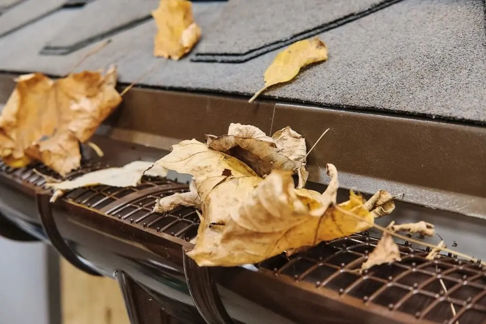 Почему протекает водосток