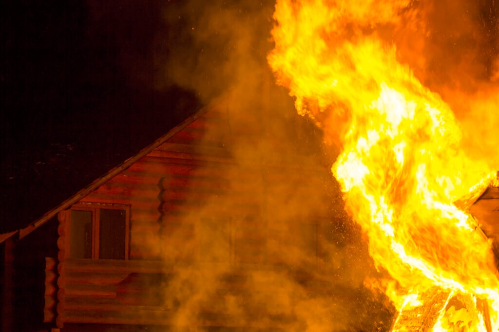 Разбираемся, почему зима – сезон пожаров и как проще всего обезопасить дом от происшествий