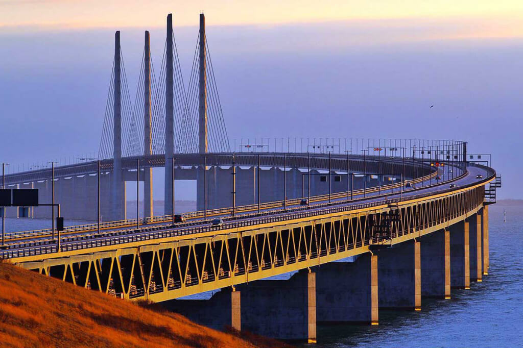 Эресуннский мост-тоннель (Дания–Швеция). Длина надводной части – 7,8 км, подводной – 4 км. Самая протяженная автомобильная дорога в Европе, совмещенная с железнодорожным мостом