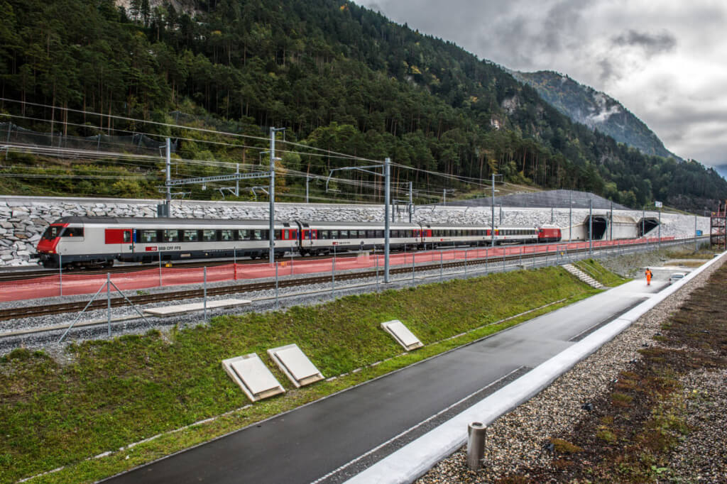 Готардский тоннель (Швейцария) – 51,7 км. Самый длинный железнодорожный тоннель в мире